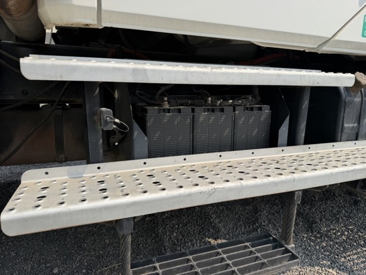 2002-freightliner-fl70-image-41