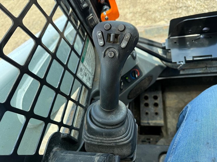 2022-bobcat-t770-image-29