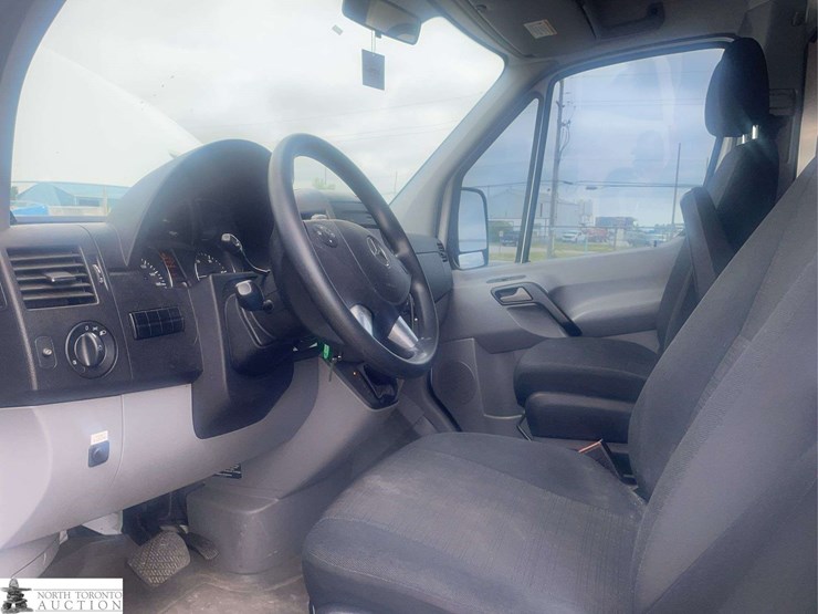 2015-mercedes-benz-sprinter-2500-image-11