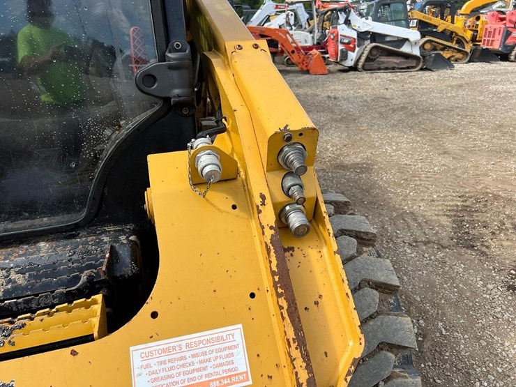 2017-caterpillar-262d-image-11