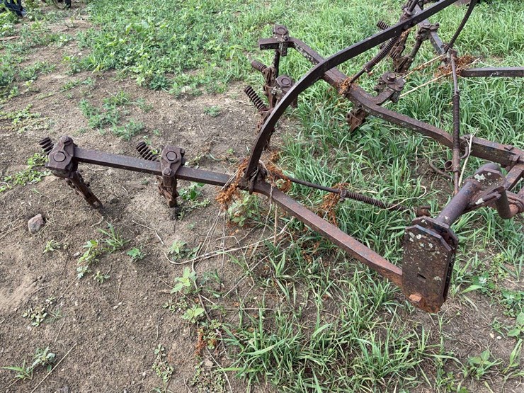 international-harvester-four-row-mounted-cultivator-image-7
