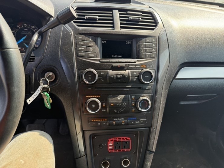 2016-ford-explorer-image-24