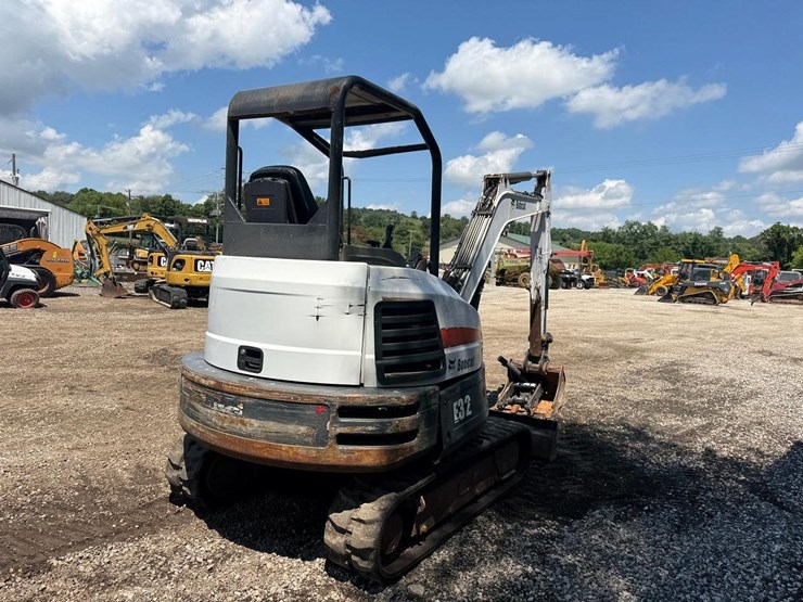 2015-bobcat-e32-image-4