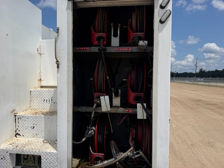 2008-peterbilt-365-image-10