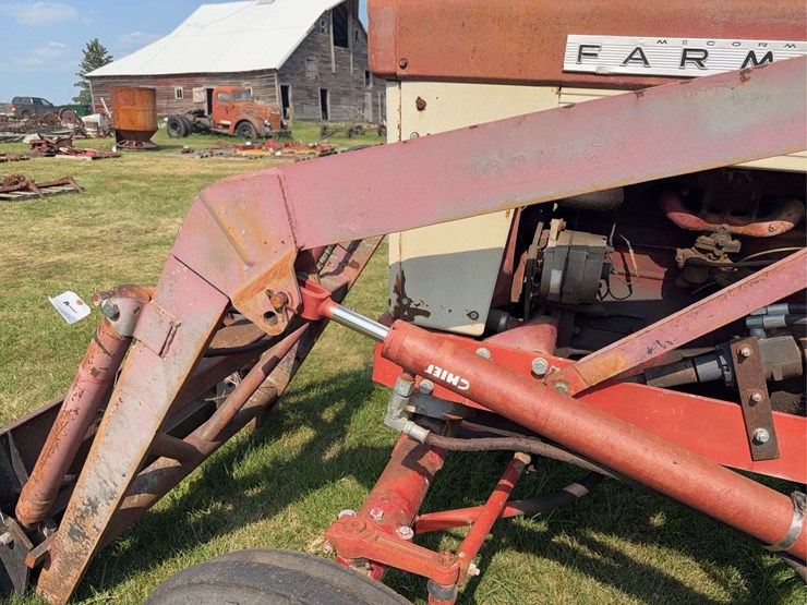 farmall-340-gas-with-loader-image-54