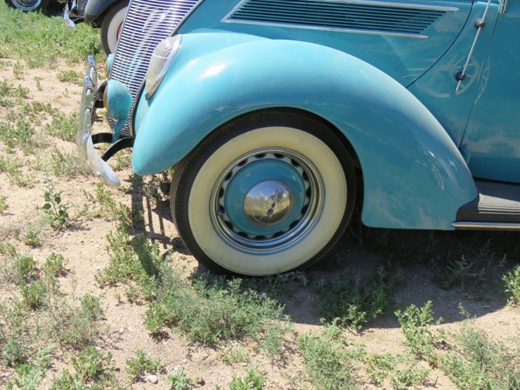 1937-ford-tudor-deluxe-sedan-image-4