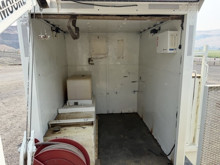 2002-freightliner-fl70-image-35