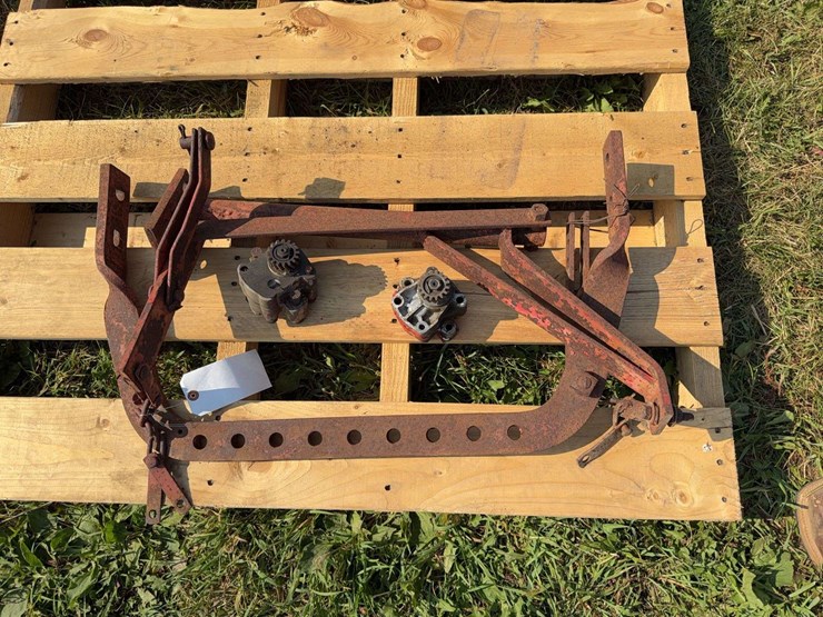 farmall-cub-drawbar-and-(2)-hydraulic-pumps-image-1