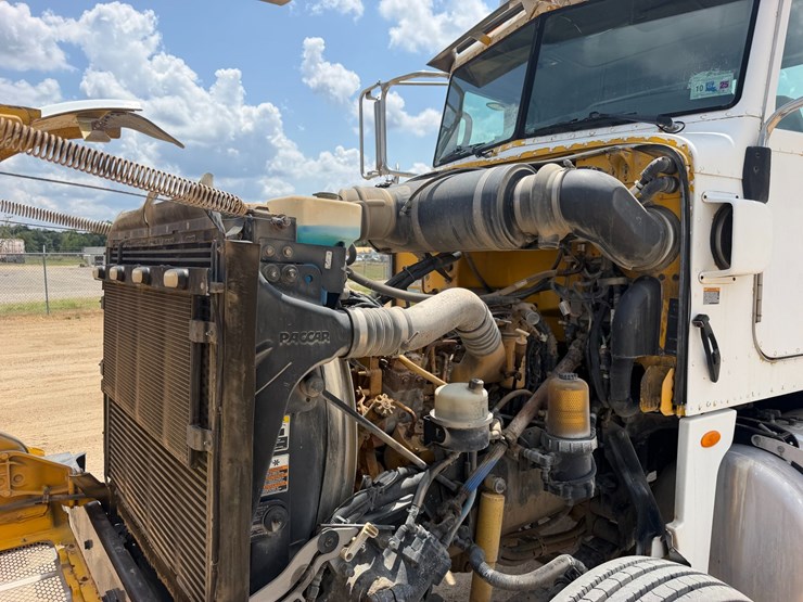 2008-peterbilt-365-image-16