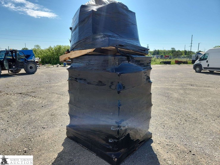 skid-of-paper-towel-&-spray-bottles-image-4