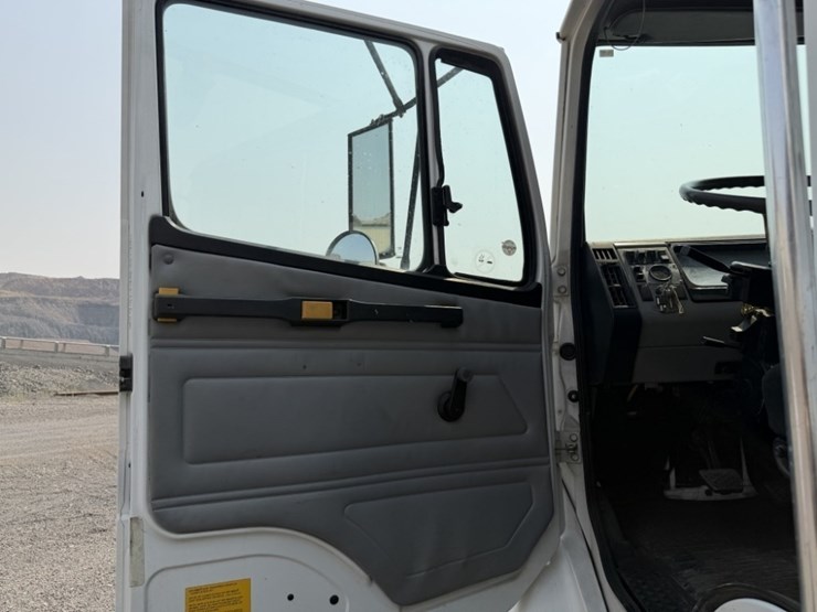 2002-freightliner-fl70-image-47