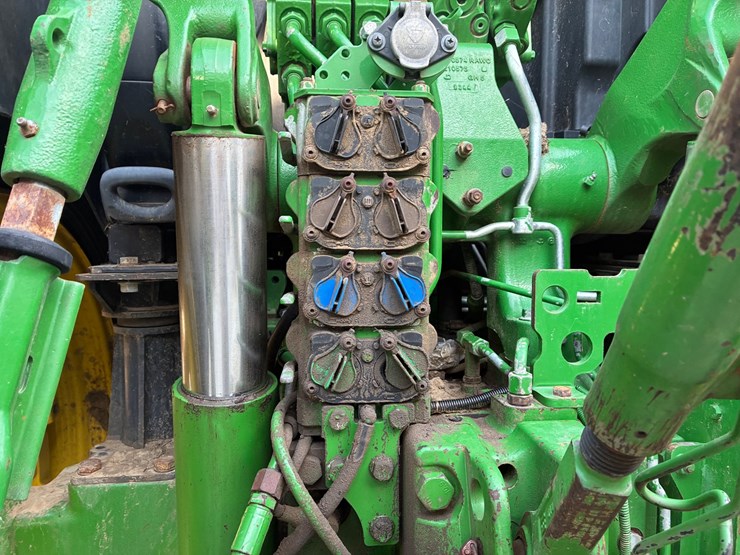 2017-john-deere-6215r-image-6