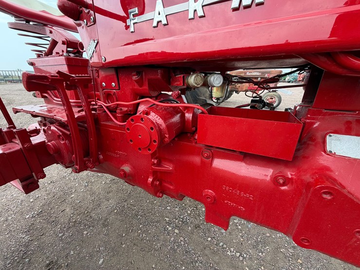 1955-farmall-300-tractor-image-28
