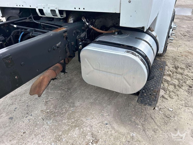 2016-freightliner-m2-106-image-25
