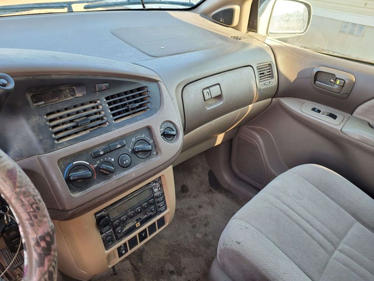 2003-toyota-sienna-image-17