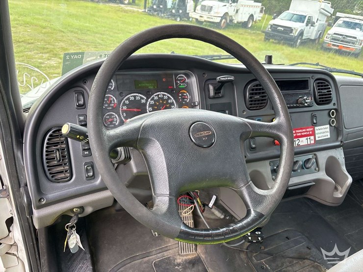 2020-freightliner-m2-106-image-46