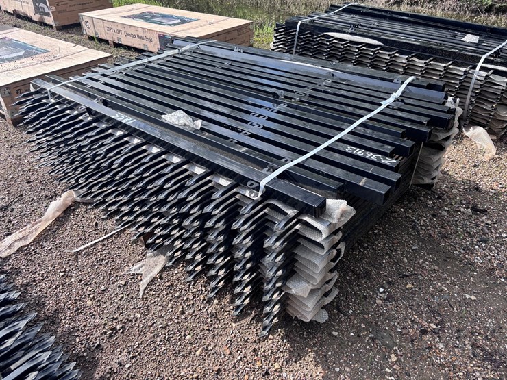 #3462-•-bundle-of-metal-fence-panels-image-1