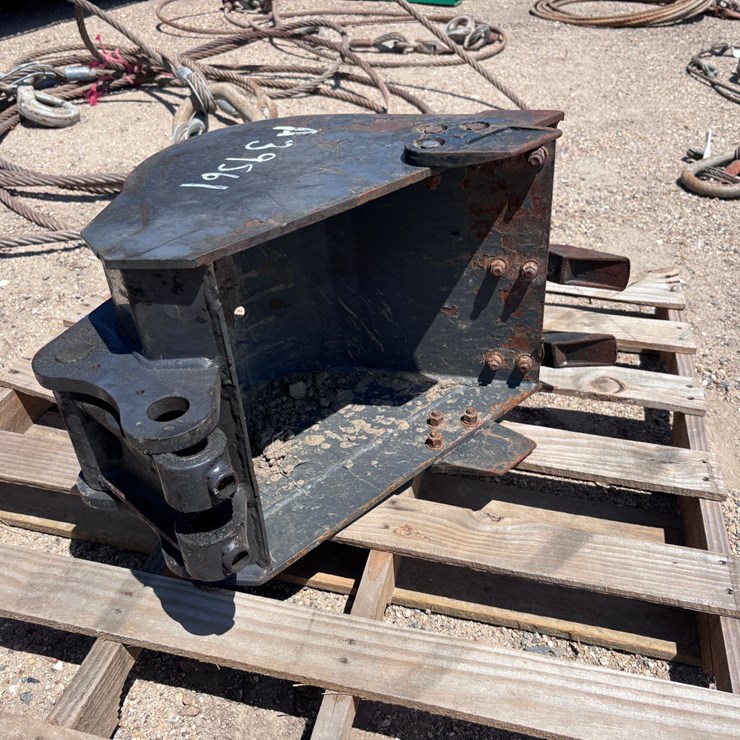 #3495 • MINI EXCAVATOR 15IN DIGGING BUCKET