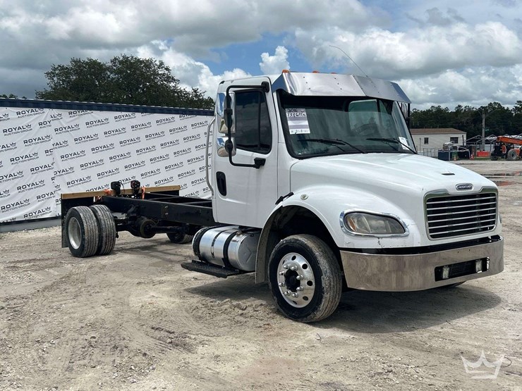 2016-freightliner-m2-106-image-2