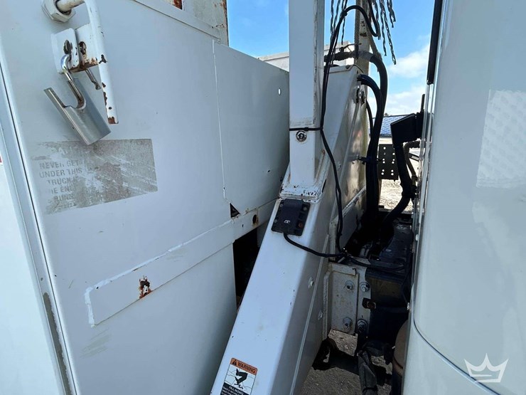 2014-freightliner-m2-106-image-34