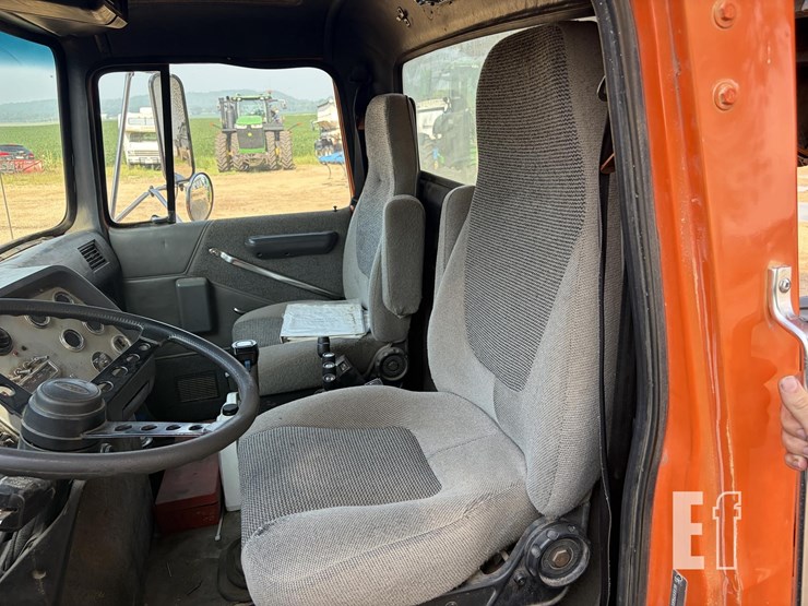 1996-ford-lt9000-image-28