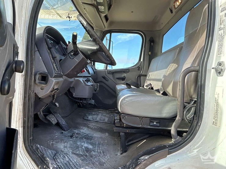2014-freightliner-m2-106-image-37