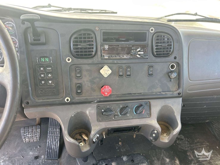 2014-freightliner-m2-106-image-41