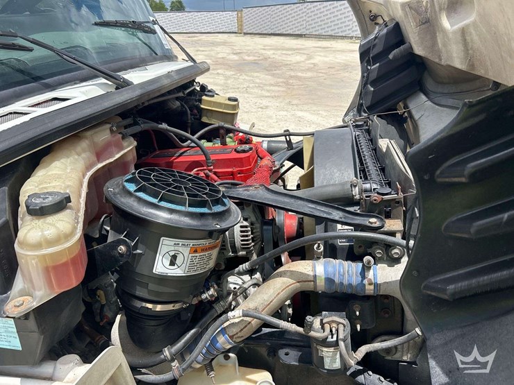 2016-freightliner-m2-106-image-8