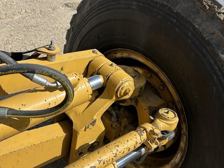 2011-caterpillar-140m2-awd-image-16