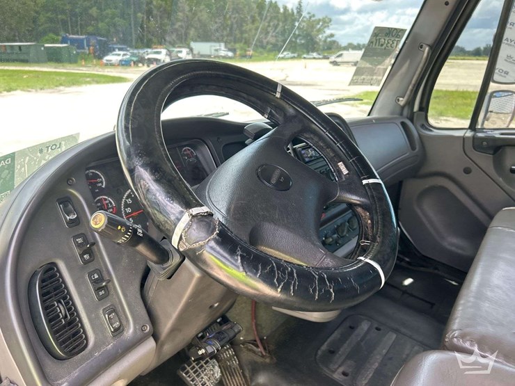 2016-freightliner-m2-106-image-9