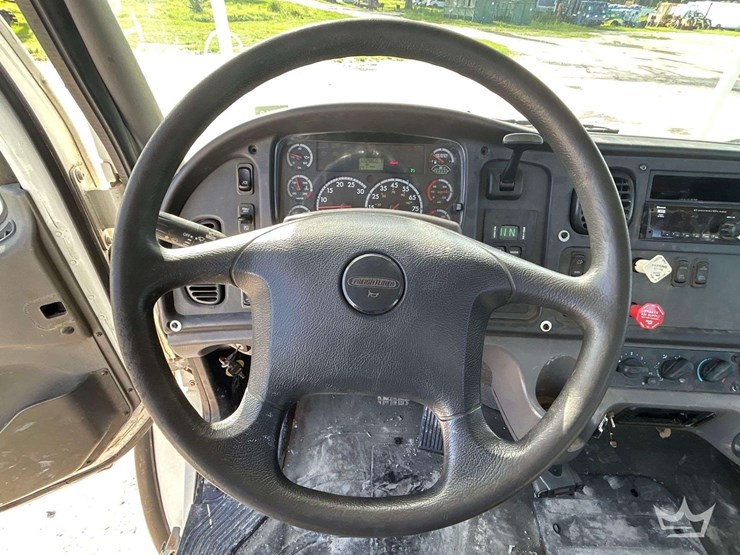 2014-freightliner-m2-106-image-38