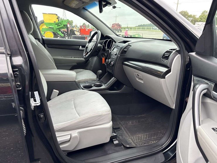2011-kia-sorento-image-13