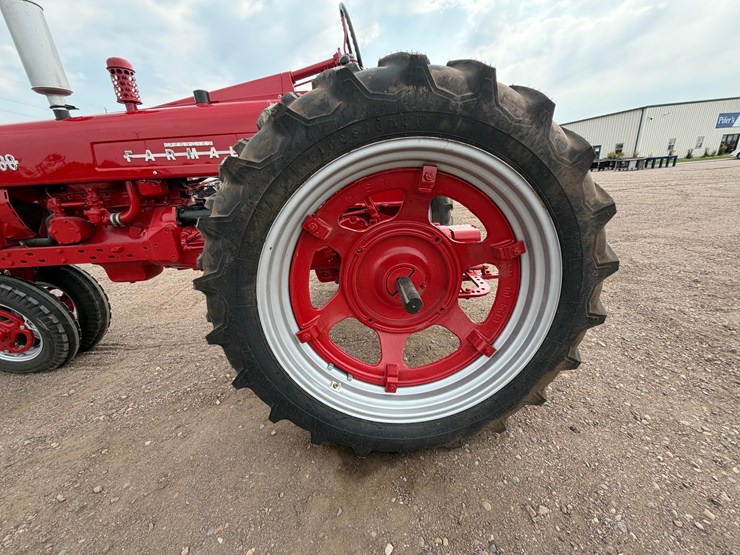 1955-farmall-300-tractor-image-17