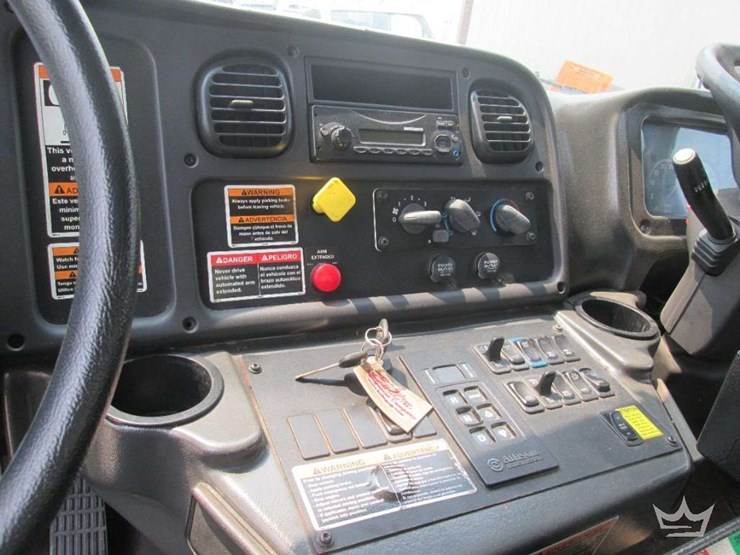 2015-freightliner-108sd-image-24