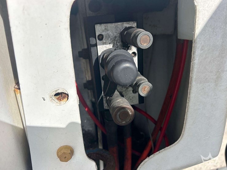2014-freightliner-m2-106-image-21