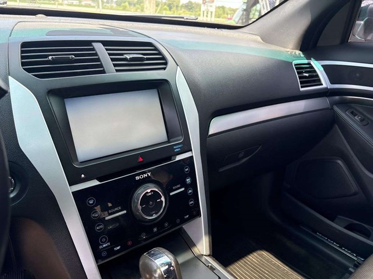 2014-ford-explorer-image-16