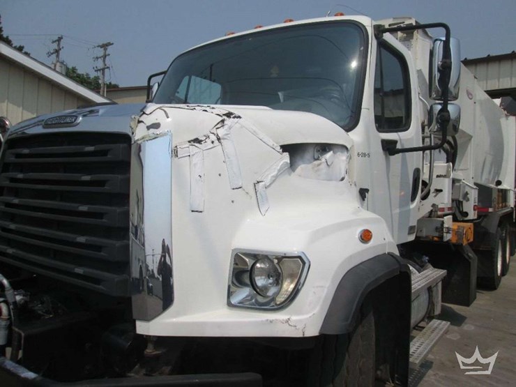2015-freightliner-108sd-image-1