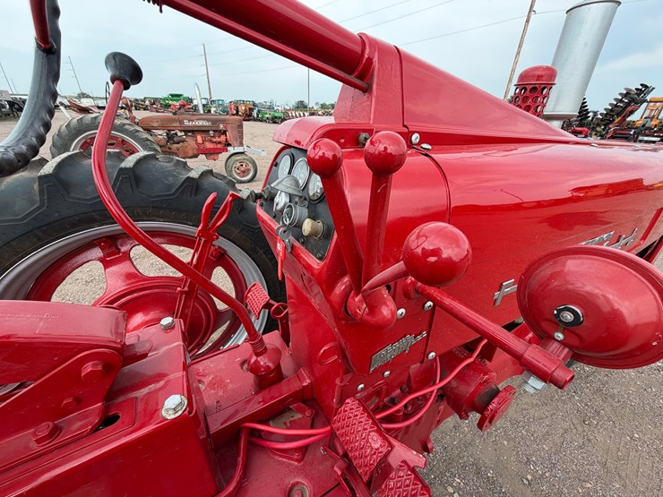 1955-farmall-300-tractor-image-26