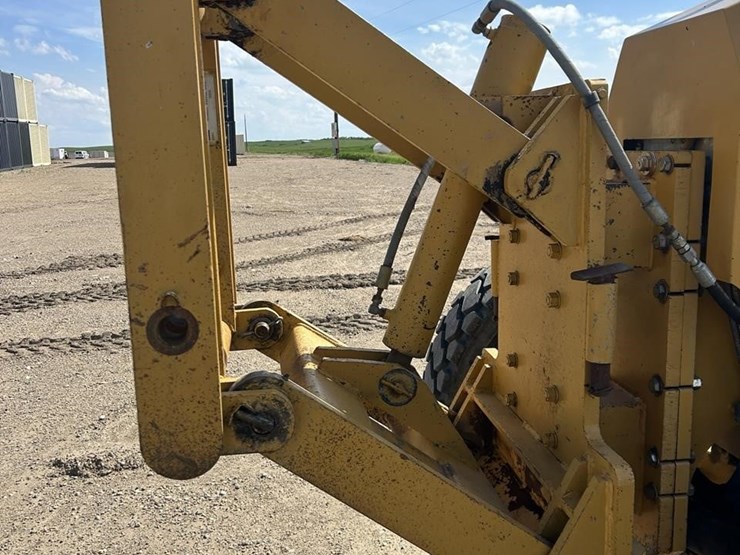 2011-caterpillar-140m2-awd-image-18