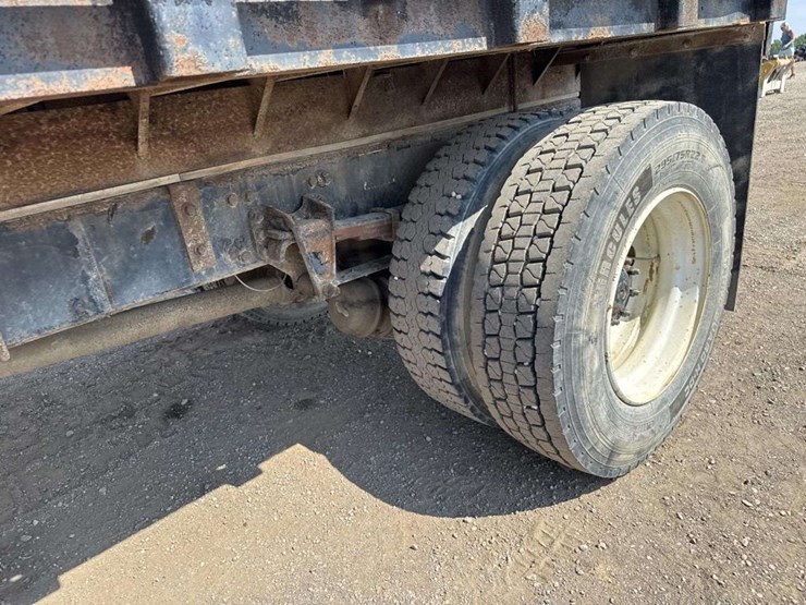 2003-freightliner-fl70-image-16