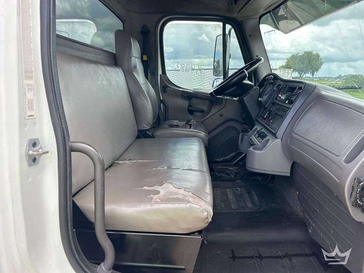 2016-freightliner-m2-106-image-27