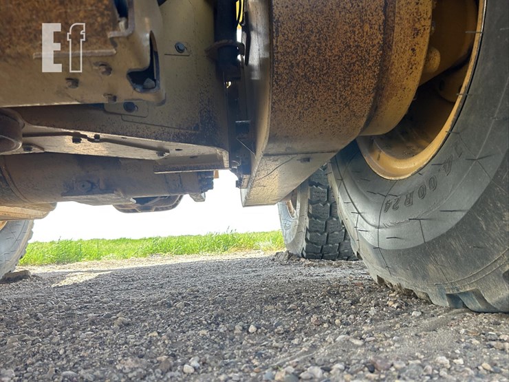 2011-caterpillar-140m2-awd-image-49