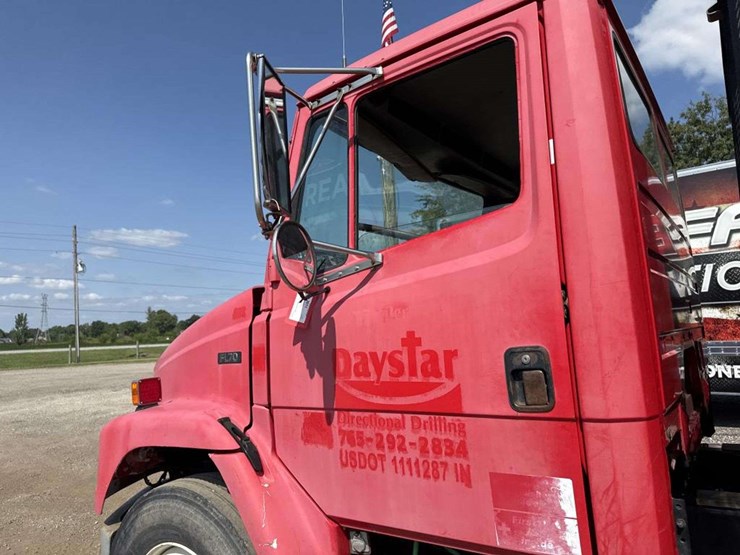 2003-freightliner-fl70-image-8