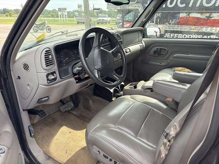 1999-gmc-suburban-image-11