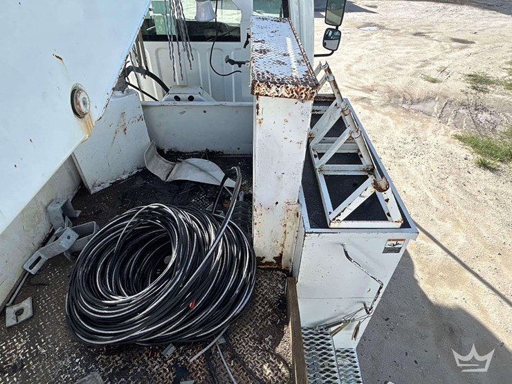 2014-freightliner-m2-106-image-24