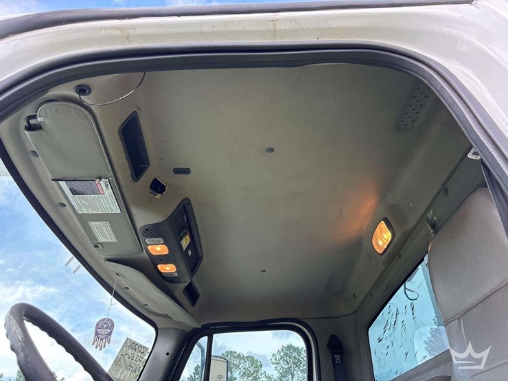 2020-freightliner-m2-106-image-56