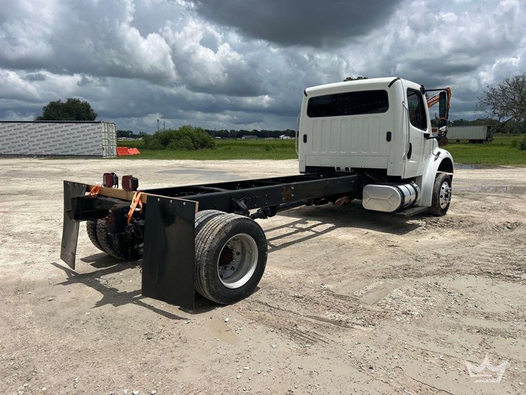 2016-freightliner-m2-106-image-4