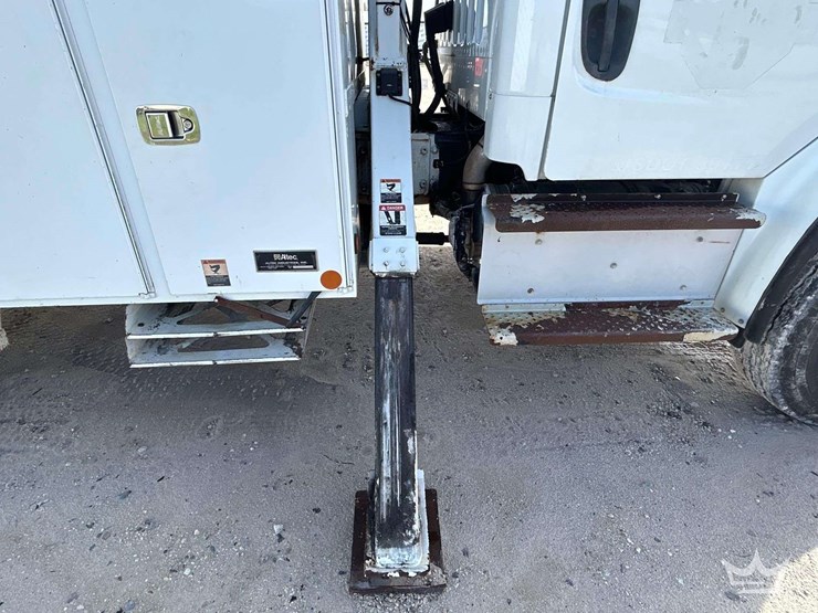 2014-freightliner-m2-106-image-33