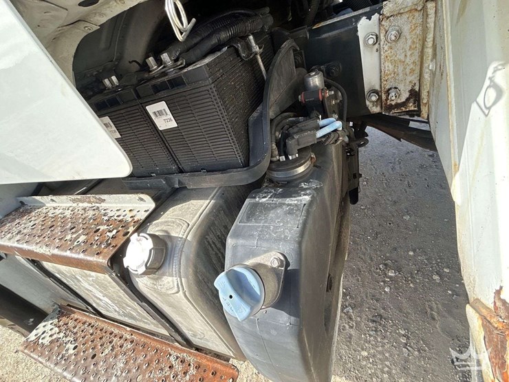 2014-freightliner-m2-106-image-35