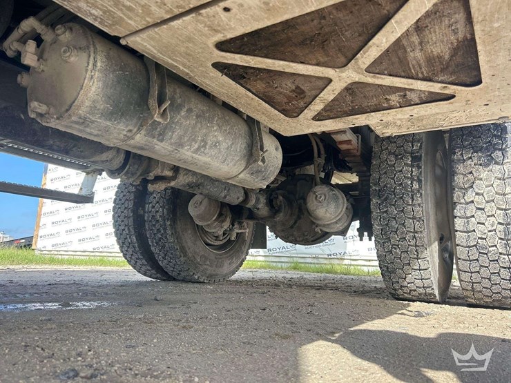 2014-freightliner-m2-106-image-44